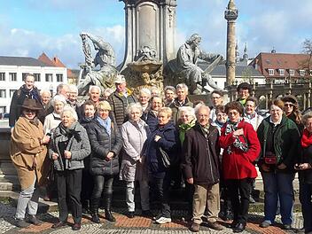 Der Frankoniabrunnen vor der Residenz bildete den Ausgangspunkt bei der ganztägigen Führung für die Brückenauer Senioren in Würzburg. Unter sachkundiger Leitung von Adrian Börner (hinten links) erlebten die Rhöner die Stadt aus unterschiedlichen Blickwinkeln. Foto: Rolf Pralle