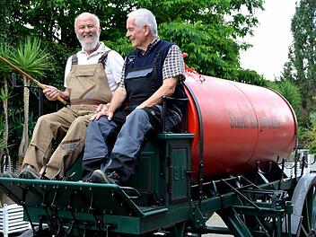 Peter Krug (links) und seine Helfer haben den Sprengwagen von 1912 wieder auf Vordermann gebracht.  Foto: Peter Rauch