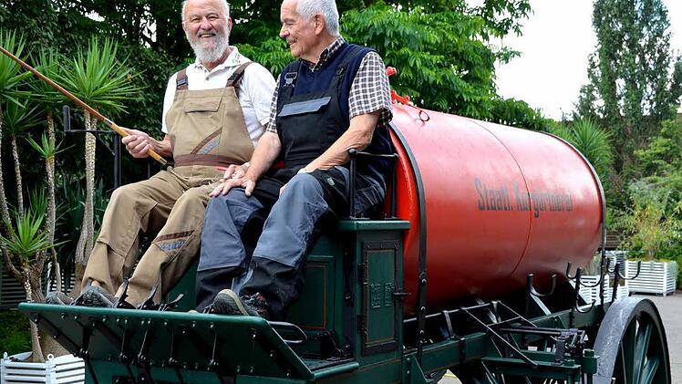Peter Krug (links) und seine Helfer haben den Sprengwagen von 1912 wieder auf Vordermann gebracht.  Foto: Peter Rauch