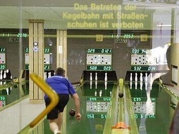 Sichtbar gepflegt ist die Kegelanlage unter der Stadtsteinacher Steinachtalhalle. Die Elektronik ist allerdings schon sehr in die Jahre gekommen. Die Stadtsteinacher Kegler hätten gern eine Modernisierung der inzwischen 25 Jahre alten Software auf der stadteigenen Anlage und eine Erneuerung der beweglichen Teile. Foto: Klaus Klaschka