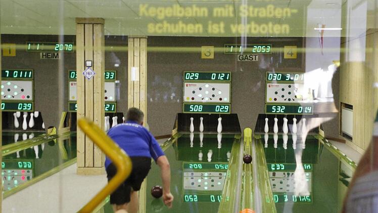 Sichtbar gepflegt ist die Kegelanlage unter der Stadtsteinacher Steinachtalhalle. Die Elektronik ist allerdings schon sehr in die Jahre gekommen. Die Stadtsteinacher Kegler hätten gern eine Modernisierung der inzwischen 25 Jahre alten Software auf der stadteigenen Anlage und eine Erneuerung der beweglichen Teile. Foto: Klaus Klaschka
