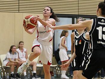 27 Punkte erzielte Jana Barth (l.) beim Sieg &uuml;ber die Rhein-Main Baskets. Foto: sportpress