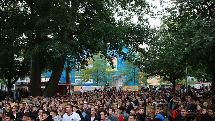 Ein Abend zwischen Hoffen und Bangen: Zahlreiche Fußball-Fans erlebten im Coburger Prinzengarten beim Public Viewing die Übertragung des WM-Vorrundenspiels zwischen Deutschland und Schweden.Foto: Jochen Berger