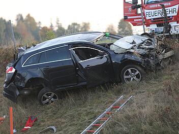 Ein von der Polizei gesuchter Mann hat auf der A9 einen Unfall mit einem geklauten Fluchtauto  verursacht.  Der 51-J&auml;hrige starb noch an der Unfallstelle. Foto: News5/Fricke