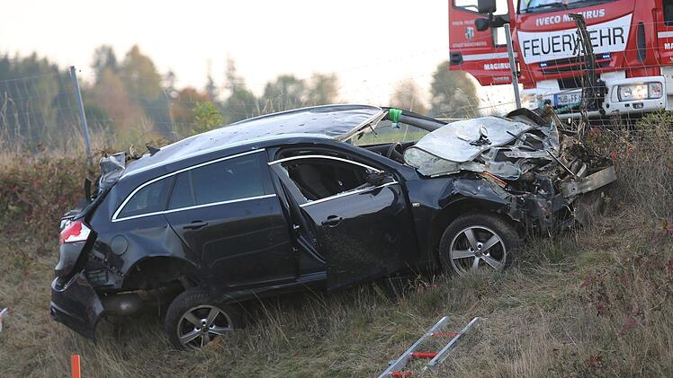 Ein von der Polizei gesuchter Mann hat auf der A9 einen Unfall mit einem geklauten Fluchtauto  verursacht.  Der 51-Jährige starb noch an der Unfallstelle. Foto: News5/Fricke