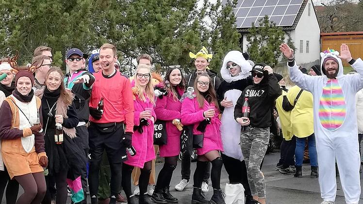 Turbulentes Faschingstreiben im Altort Ebenhausen. Foto: Sigismund von Dobschütz