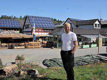 Georg Jung vom Waldhotel Bächlein. Erst im März wurde seine neue Alm,mit Biergarten fertig.Veronika Schadeck