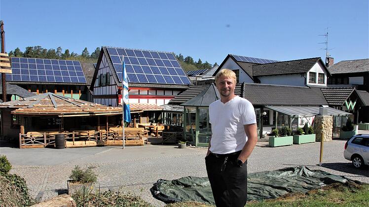 Georg Jung vom Waldhotel Bächlein. Erst im März wurde seine neue Alm,mit Biergarten fertig.Veronika Schadeck