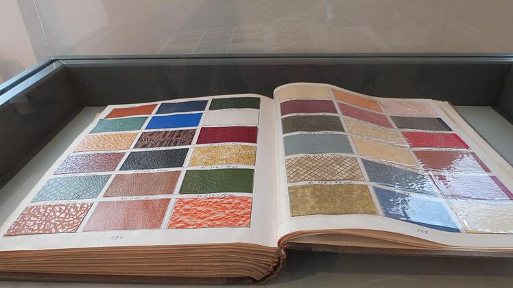 Buntpapier-Musterbuch - Das getauschte Kunstobjekt. Foto: Doris Bauer
