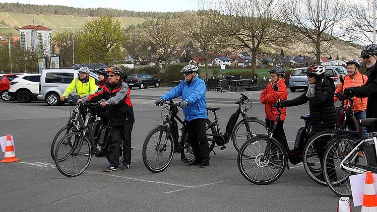 Sicherheitstraining für Pedelec-Fahrer. Erst zusehen, dann nachmachen. Foto: Claudia Beyrle.