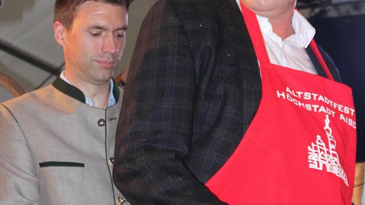 MdB Stefan Müller schnürt Bürgermeister Gerald Brehm die Schürze. Foto: Michael Schulbert