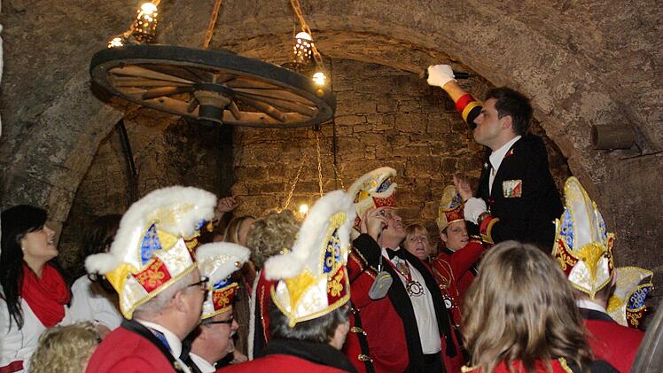 Angefeuert von den "Blauen Dragonern" stieg die Stimmung bei der Party im Rathauskeller.