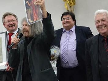 Hans Möckel (rechts) wurde an seinem Ehrentag reich beschenkt und gelobt. Foto: Karl-Heinz Hofmann