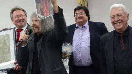 Hans Möckel (rechts) wurde an seinem Ehrentag reich beschenkt und gelobt. Foto: Karl-Heinz Hofmann