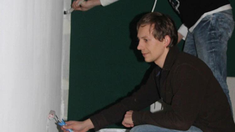 Florian Eichner und Patrick Winkler schwingen die Pinsel. Die Wände brauchen noch einen zweiter Anstrich.