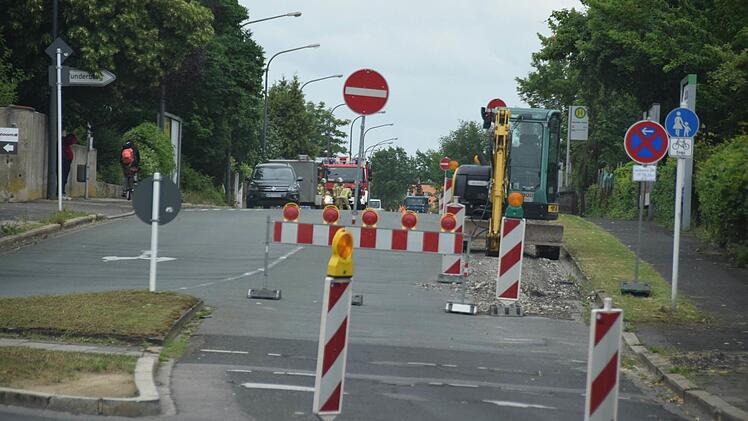 Stadtauswärts ist derzeit die Nürnberger Straße nach der Unterführung Geisfelder Straße nicht befahrbar. Foto: Ronald Rinklef