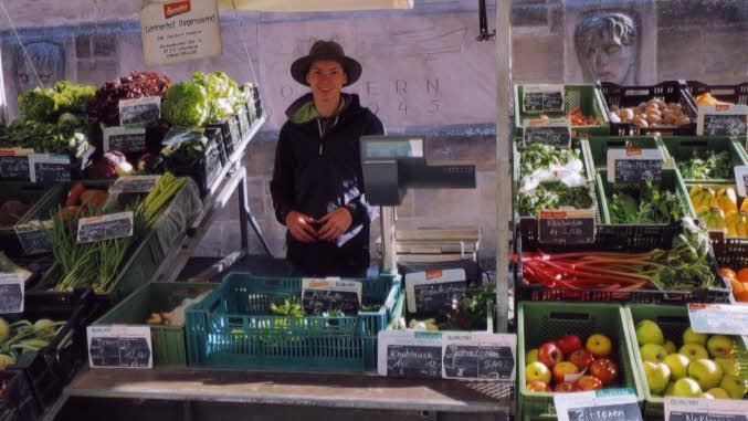 Lukas im Verkaufsstand beim Markttag Foto: Katharina W&uuml;stefeld
