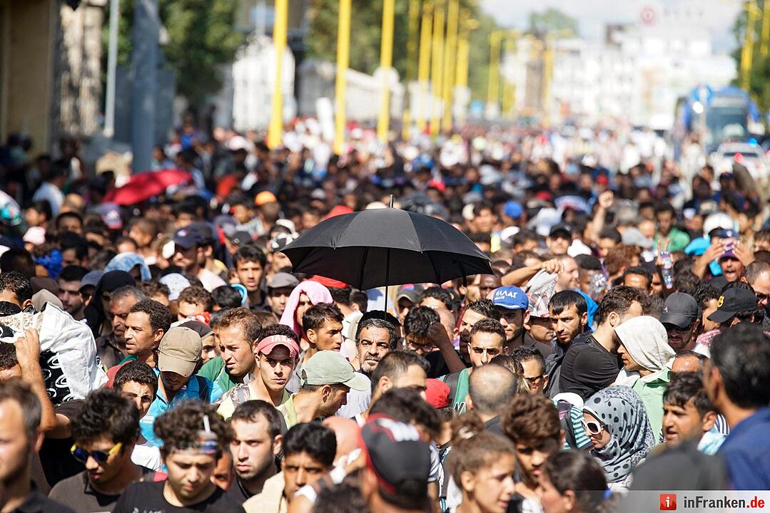 Migrants continue journey through Hungary