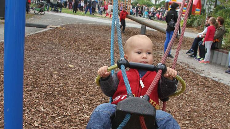 Mischa (1) findet die Schaukel prima - und freut sich über den Trubel in der Grünzone