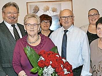 Gratulation zur goldenen Hochzeit. Vorne, von links, Bürgermeister Hans Pietz, das Jubelpaar Hildegard und Reinhold Wicklein, Monika Fehn (Schwester der Jubelbraut), dahinter, von links, Lucia Wicklein (Schwiegertochter), Franziska Wicklein (Enkelin). Foto: Karl-Heinz Hofmann