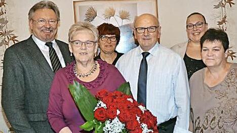 Gratulation zur goldenen Hochzeit. Vorne, von links, Bürgermeister Hans Pietz, das Jubelpaar Hildegard und Reinhold Wicklein, Monika Fehn (Schwester der Jubelbraut), dahinter, von links, Lucia Wicklein (Schwiegertochter), Franziska Wicklein (Enkelin). Foto: Karl-Heinz Hofmann
