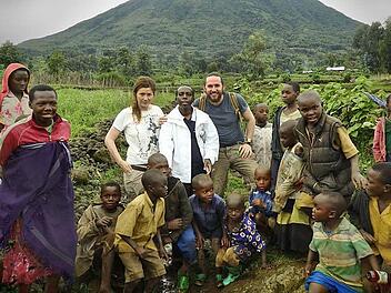Mit den Kindern Zeit verbringen, war das Anliegen von Anna Zänglein und Christoph Kröckel bei ihrem Besuch in Gahunga.  Foto: Zänglein