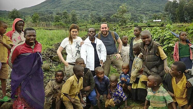 Mit den Kindern Zeit verbringen, war das Anliegen von Anna Zänglein und Christoph Kröckel bei ihrem Besuch in Gahunga.  Foto: Zänglein