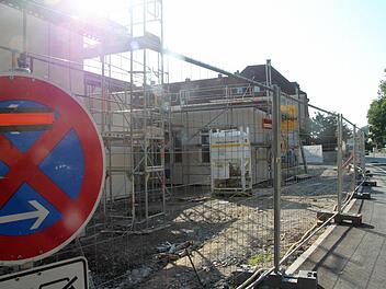 Der Umzug der Kinder in die neue Einrichtung in der Blaich verzögert sich. Auf der Baustelle in der Friedrich-Ebert-Straße wird derzeit noch heftig gewerkelt. Foto: Jochen Nützel