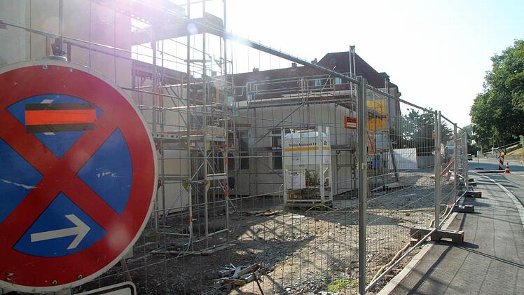 Der Umzug der Kinder in die neue Einrichtung in der Blaich verzögert sich. Auf der Baustelle in der Friedrich-Ebert-Straße wird derzeit noch heftig gewerkelt. Foto: Jochen Nützel