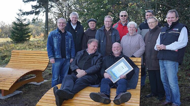 Michael Pfaff von der Bayerischen Tourismus GmbH und Bürgermeister Georg Seiffert beim Probeliegen.  Fotos: Marion Eckert