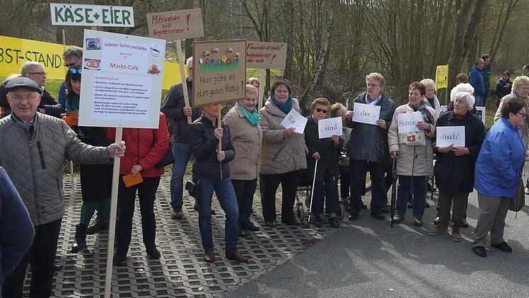 120 Besucher kamen zum "Markt der besonderen Art" hinter das Grüber Rathaus. Foto: Berthold Köhler