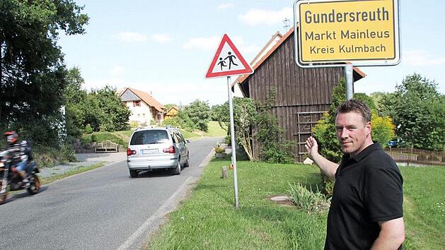 Das Auto auf unserer Aufnahme fuhr vorbildlich. Oft, so klagt Holger H&ouml;hn, verleiten jedoch weder das Ortsschild noch der Hinweis auf Kinder die Verkehrsteilnehmer zum Bremsen.  Foto: Andreas Schmitt