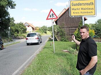 Das Auto auf unserer Aufnahme fuhr vorbildlich. Oft, so klagt Holger Höhn, verleiten jedoch weder das Ortsschild noch der Hinweis auf Kinder die Verkehrsteilnehmer zum Bremsen.  Foto: Andreas Schmitt