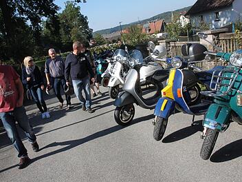 Der Chrom der  Vespas glänzte im vergangenen Jahr mit der Spätsommersonne um die Wette.  Groß und Klein flanierten in Maineck an den Rollern vorbei,  die sich  am Bergweg aneinanderreihten. In diesem  Jahr findet das Vespa-Treffen am 24. September statt. Archiv