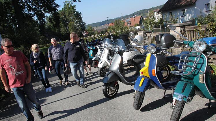 Der Chrom der  Vespas glänzte im vergangenen Jahr mit der Spätsommersonne um die Wette.  Groß und Klein flanierten in Maineck an den Rollern vorbei,  die sich  am Bergweg aneinanderreihten. In diesem  Jahr findet das Vespa-Treffen am 24. September statt. Archiv