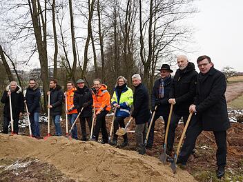 Spatenstich für die Leitung, die Poppenroth, Schlimpfhof und Albertshausen an den Abwasserzweckverband Thulba-Saale bindet.Foto: Arkadius Guzy
