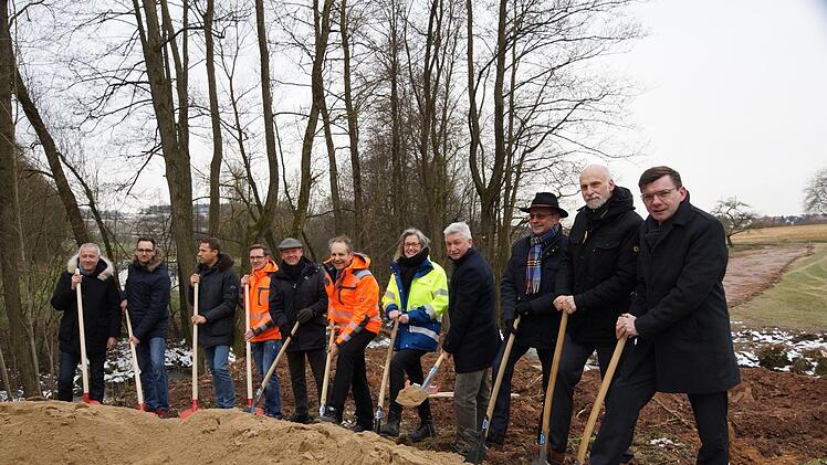 Spatenstich für die Leitung, die Poppenroth, Schlimpfhof und Albertshausen an den Abwasserzweckverband Thulba-Saale bindet.Foto: Arkadius Guzy