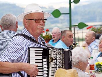 Mit seinem Schifferklavier trug Heinz Anders zur fröhlichen Stimmung bei. Foto: Mario Deller