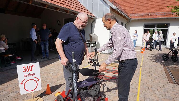 Wie den Rollator so zu Seite stellen, dass er nicht wegrollt und schnell  wieder griffbereit ist. Die Senioren übten dies mit Edgar Kast im  Rollator Parcours.Marion Eckert