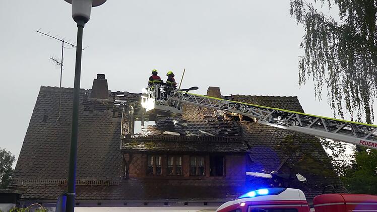 Rödental: Blitz schlägt in Dach ein – Feuerwehr löscht Wohnhaus-Brand nach Gewitter