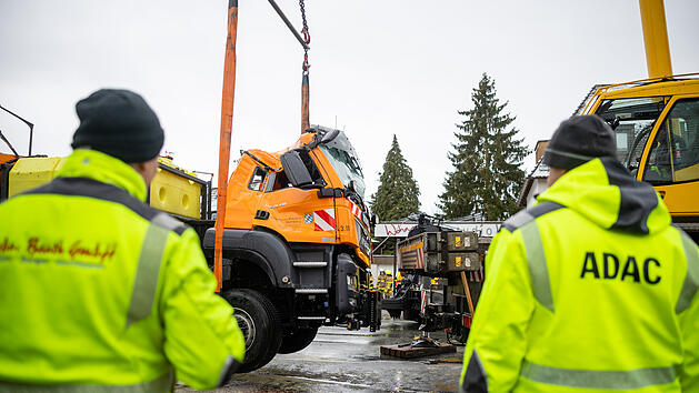 Spektakul&auml;rer Unfall: R&auml;umfahrzeug kommt ins Schleudern und kippt gegen Hauswand