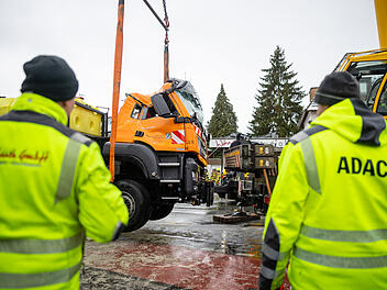 Spektakul&auml;rer Unfall: R&auml;umfahrzeug kommt ins Schleudern und kippt gegen Hauswand