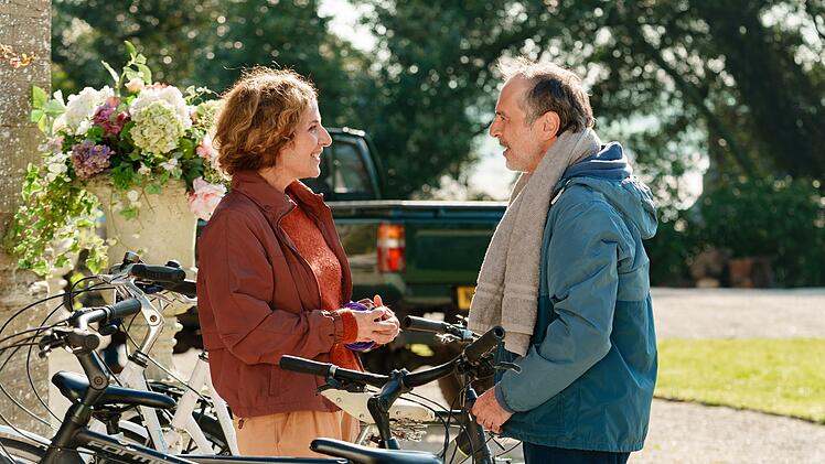 Kate Evens (Clelia Sarto) und Yamen Nicholls (Merab Ninidze) verstehen sich immer besser.