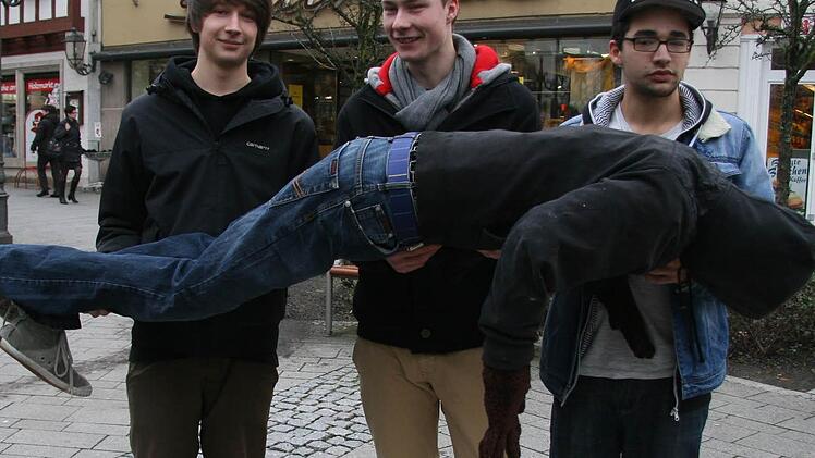 Eigentlich wollten die Gymnasiasten ihren "Toten" im Holzmarkt-Brunnen versenken. Doch dann trugen sie ihn zum Marktplatz.
