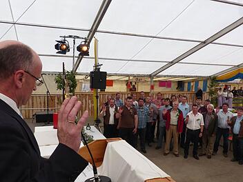 Neu im Ehrenamt: Der Landrat Wilhelm Schneider vereidigte die neuen Siebener in Rügheim. Sie verstärken das Feldgeschworenenwesen im Landkreis Haßberge.  Fotos: Klaus Schmitt