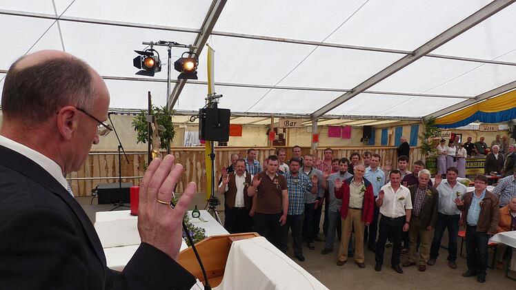 Neu im Ehrenamt: Der Landrat Wilhelm Schneider vereidigte die neuen Siebener in Rügheim. Sie verstärken das Feldgeschworenenwesen im Landkreis Haßberge.  Fotos: Klaus Schmitt