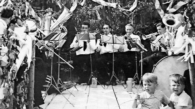 Das Foto aus dem Jahr 1964 zeigt den Stamm der Premicher Musikanten: Erhard Wehner, Edwin Krapf, Helmut Schlereth, Helmut Kirchner, Günther Kirchner, Franz Kirchner, Albin Hartmann und Ludwig Zehe. Rechts unten auf dem Bild ist der junge Benno Nauth zu sehen.  Fotos: privat