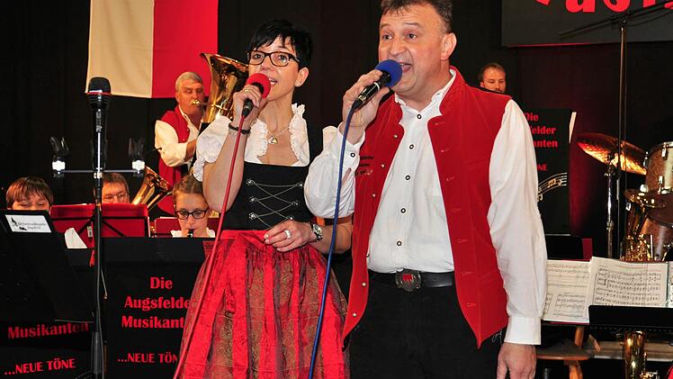 Martina Bayer und Hubert Müller waren auch als Sänger zu hören. Foto Ulrike Langer