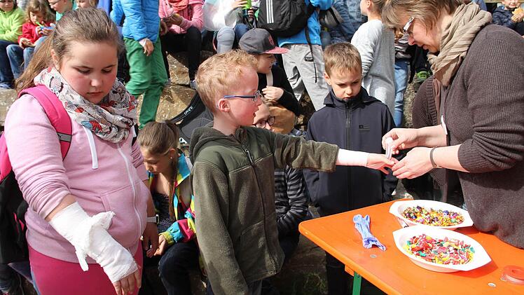 In der Projektwoche gab es keine verletzten Kinder. Den Verband brachten die Mitarbeiterinnen der Schönklink beim Abschlussfest auf ausdrücklichen Wunsch der Kinder an. Foto: Gerda Völk