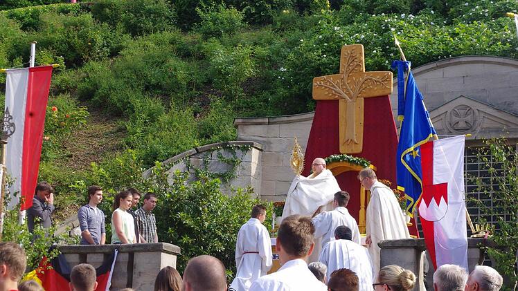 Der erste Altar am Krieger-Ehrenmal am Fuße der Festung  Foto: Heike Schülein